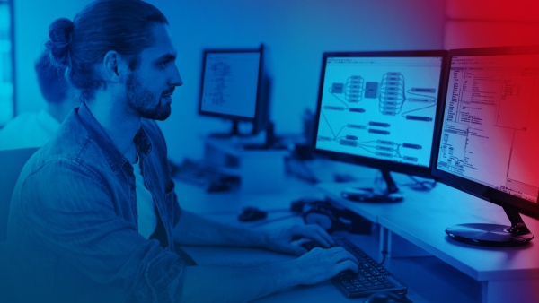 Anwender sitzt am Engineering-PC und erstellt ein SPS-Programm mit der Engineering-Toolbox ctrlX WORKS
